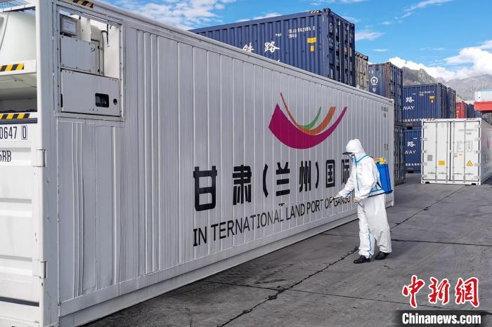9月9日，甘肅省援助拉薩700噸生活物資“乘冷鏈專列”抵達(dá)拉薩?！F青藏集團(tuán)有限公司拉薩車務(wù)段 供圖