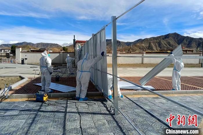 西藏金塔建設(shè)集團(tuán)有限公司職工支援日喀則方艙建設(shè)?！∈茉L者供圖