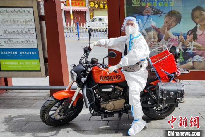 圖為西藏阜康醫(yī)療工作人員騎摩托為居家防疫市民送藥?！∈茉L者供圖