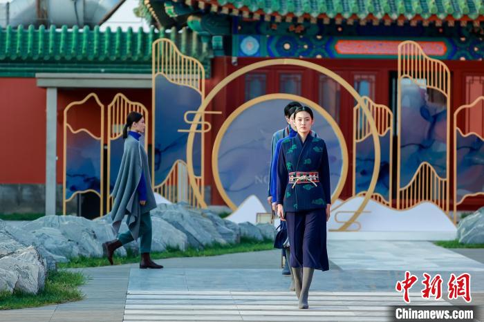 近40套藏式針織系列時(shí)裝亮相2022北京時(shí)裝周?！”本r(shí)裝周供圖