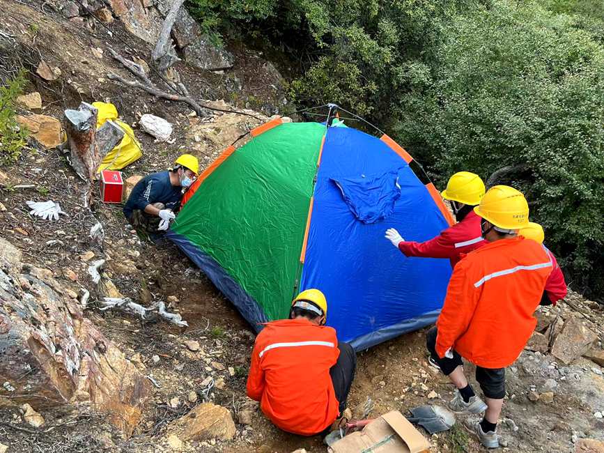 9月15日，電力施工人員正在施工點(diǎn)附近搭建暫居帳篷。白瑪多吉攝