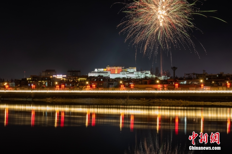 資料圖為2022年3月1日，拉薩迎來藏歷新年“古突夜”，煙花與被燈光照亮的布達(dá)拉宮交相輝映。 <a target='_blank' href='/'><p  align=