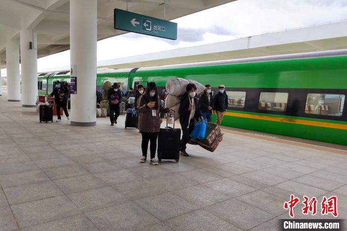10月6日，乘客乘復(fù)工專列抵達(dá)日喀則?！±_車務(wù)段 供圖