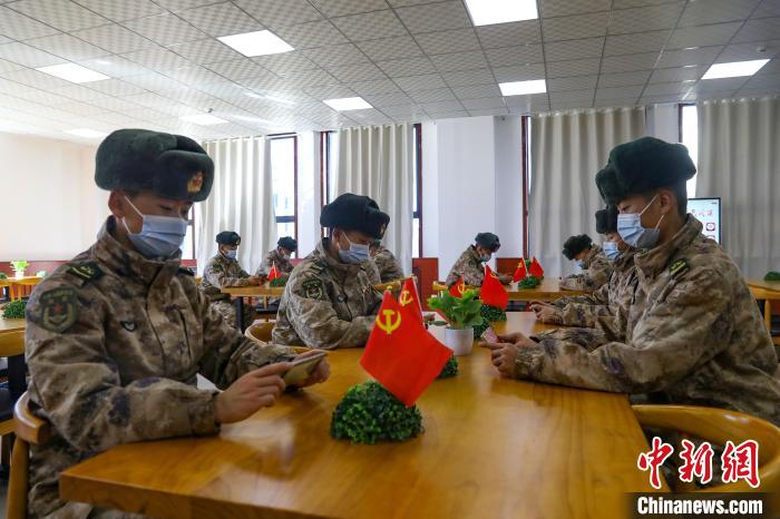 圖為阿里軍分區(qū)某邊防團組織官兵通過手機收聽收看二十大開幕盛況?！詵|供圖