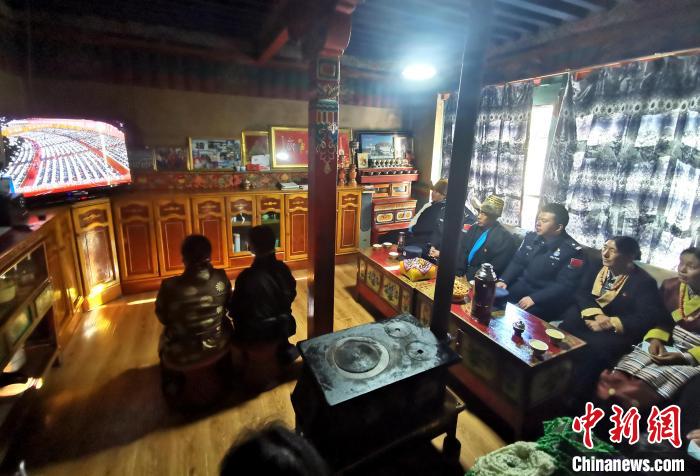 圖為西藏普蘭出入境邊防檢查站斜爾瓦執(zhí)勤點移民管理警察與駐地民眾一起收看二十大開幕盛況?！」鶗怨?攝