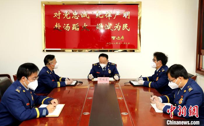 圖為西藏森林消防總隊在二十大開幕會結(jié)束后組織學(xué)習(xí)討論?！∥鞑厣窒揽傟牴﹫D
