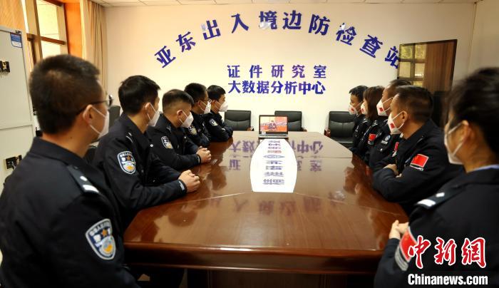 圖為西藏亞東出入境邊防檢查站組織民警收看二十大開幕會直播。　亞東出入境邊防檢查站供圖