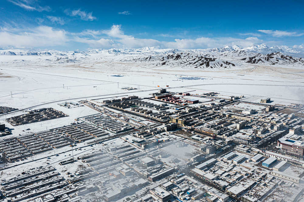西藏阿里地區(qū)改則縣迎來初雪，銀裝素裹，美如畫卷。