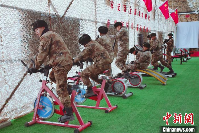 圖為阿里軍分區(qū)某邊防團(tuán)官兵在陽(yáng)光房里鍛煉?！詵| 攝