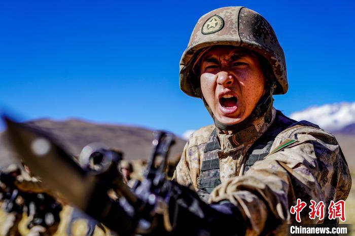 官兵正在進(jìn)行刺殺操訓(xùn)練?！∥鞑厣侥宪姺謪^(qū)某團(tuán)供圖