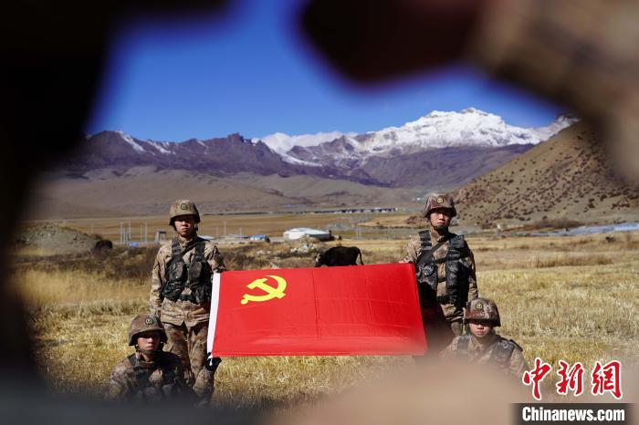 指導(dǎo)員楊磊帶領(lǐng)官兵重溫入黨誓詞。　西藏山南軍分區(qū)某團(tuán)供圖