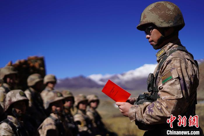訓(xùn)練間隙，楊磊正在為官兵作宣講?！∥鞑厣侥宪姺謪^(qū)某團(tuán)供圖
