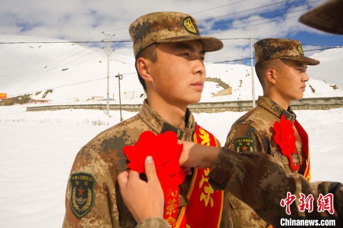 退伍老兵合照留念?！∥鞑厣侥宪姺謪^(qū)某團(tuán)供圖