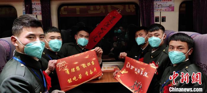 退伍老兵在退伍專列上合影留念。　西藏山南軍分區(qū)某團(tuán)供圖