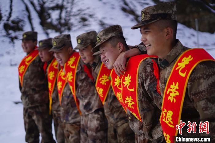 退伍老兵合照留念?！∥鞑厣侥宪姺謪^(qū)某團(tuán)供圖