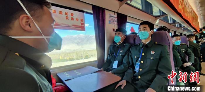 退伍老兵乘坐在退伍專列?！∥鞑厣侥宪姺謪^(qū)某團(tuán)供圖