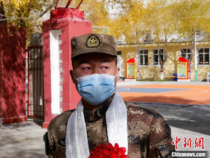 圖為什布奇邊防連退伍老兵臨別前再看一眼連隊(duì)?！詵| 攝
