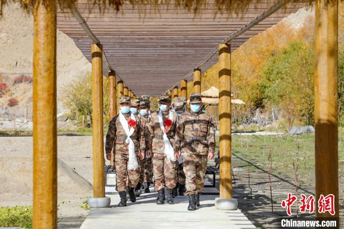 圖為什布奇邊防連退伍老兵臨別前再看一眼連隊(duì)?！詵| 攝