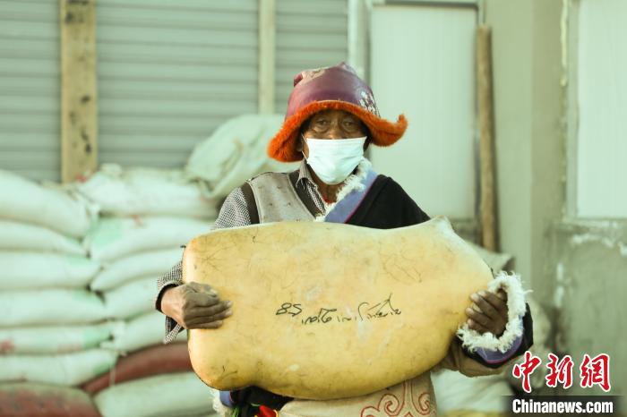 圖為茶措村牧區(qū)改革合作社酥油分紅現(xiàn)場。　索朗仁青 攝