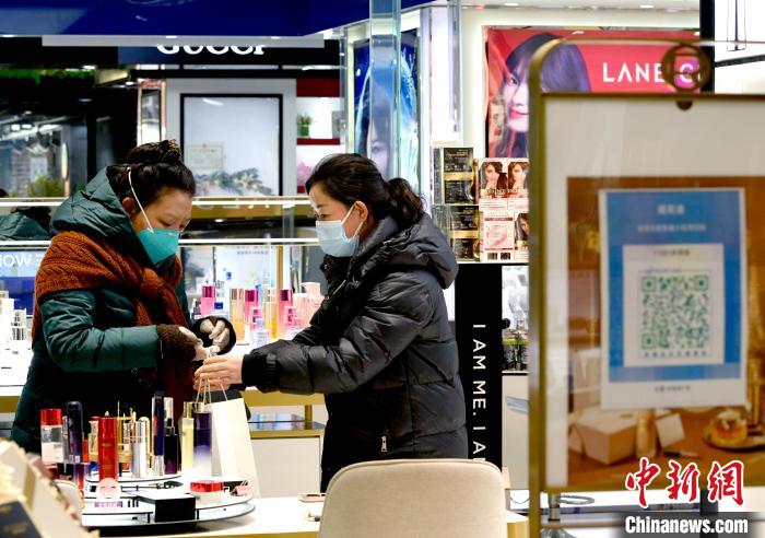 12月7日，拉薩，市民掃碼進入拉薩百貨大樓選購護膚品?！±盍?攝