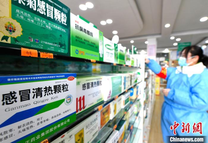12月7日，拉薩宇拓路一藥店工作人員正在整理店內(nèi)的感冒類藥品?！±盍?攝