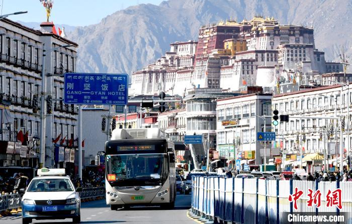 12月7日，一輛公交車從拉薩市城關區(qū)北京東路駛過?！±盍?攝