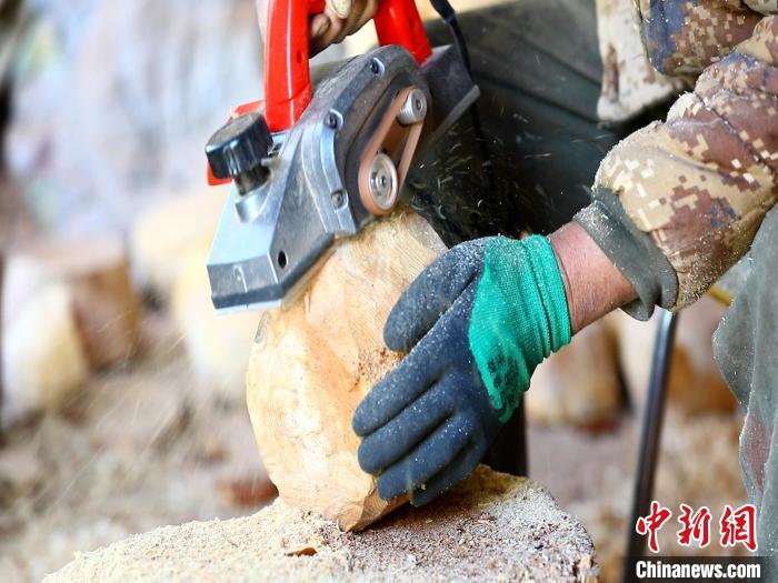 圖為手工藝人正在制作木碗?！〉录?　攝