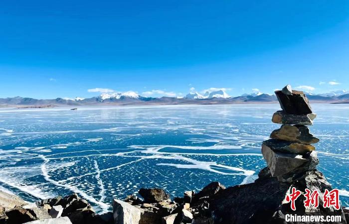 圖為普瑪江塘鄉(xiāng)境內(nèi)的雪山、冰湖美景。　浪卡子縣網(wǎng)信辦供圖