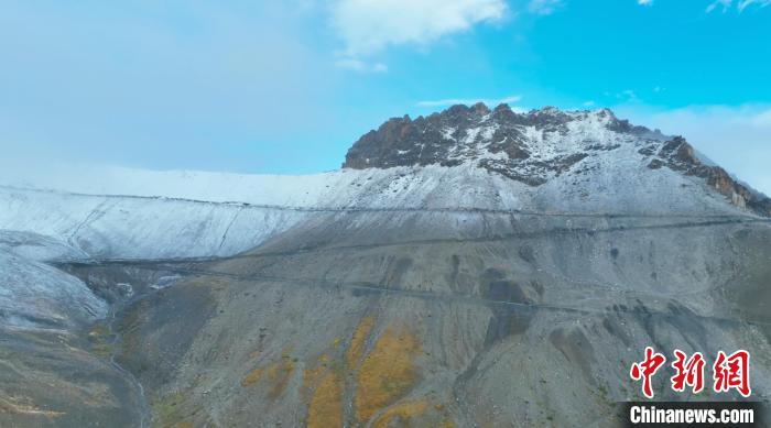 圖為邊壩縣降雪時夏貢拉山段路況?！∵厜慰h融媒體中心供圖