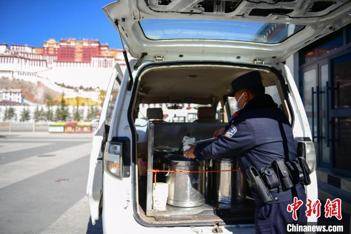 圖為1月23日，布達(dá)拉宮廣場派出所民警正在打午飯。　貢嘎來松 攝