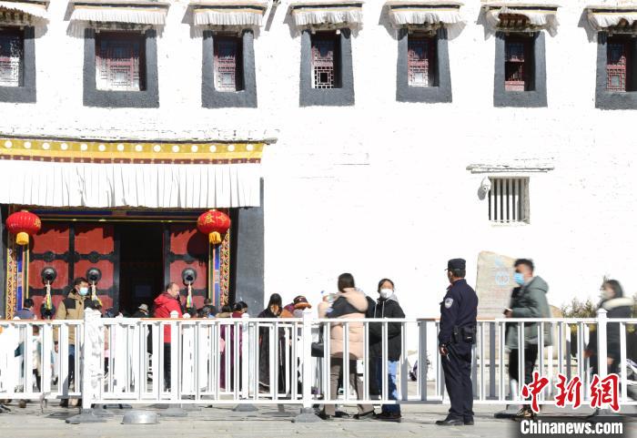 圖為1月23日，布達(dá)拉宮廣場派出所民警正在引導(dǎo)游客?！∝暩聛硭?攝
