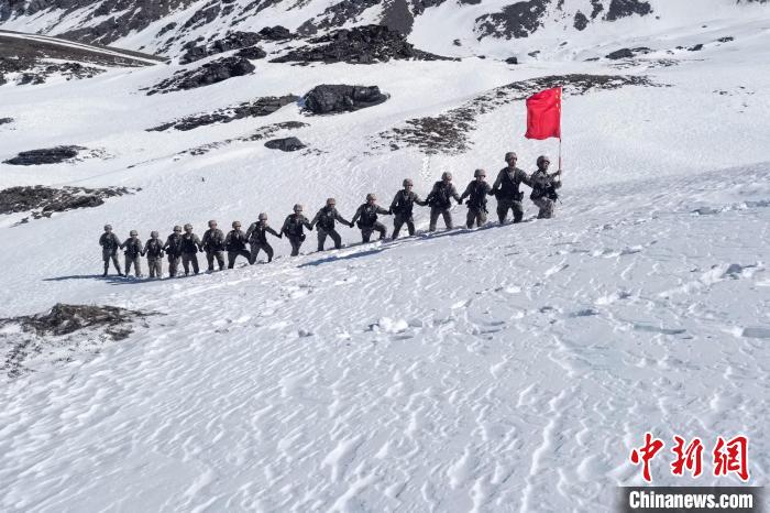 春節(jié)期間，西藏軍區(qū)山南軍分區(qū)某邊防團官兵踏雪巡邊。　旦增晉美 攝