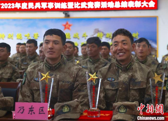 表彰大會(huì)上，獲獎(jiǎng)選手開心瞬間。　吳蒙昆 攝