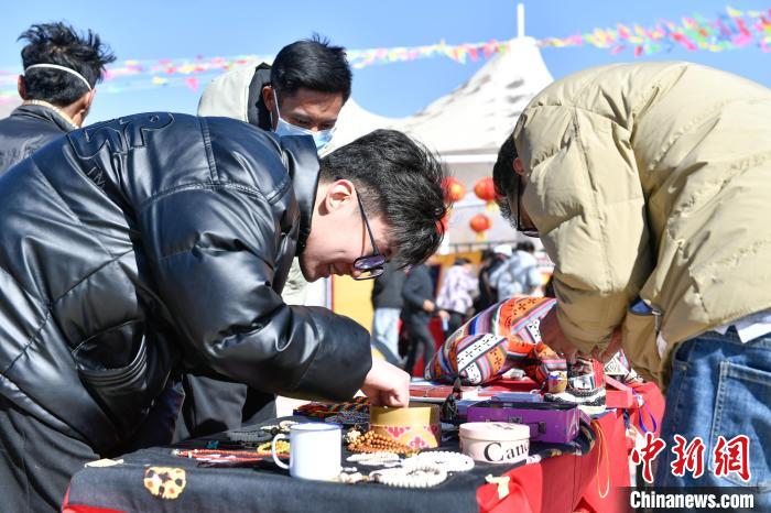 圖為展銷會現(xiàn)場?！∝暩聛硭?攝