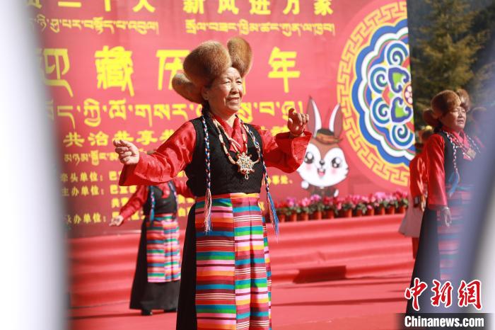 圖為藏歷新年活動(dòng)現(xiàn)場(chǎng)。　張力 攝