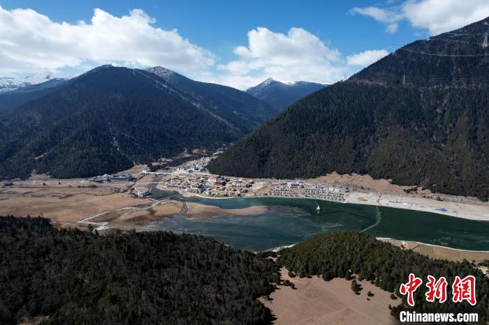 2月17日，西藏林芝魯朗小鎮(zhèn)。(無人機(jī)照片) 李林 攝