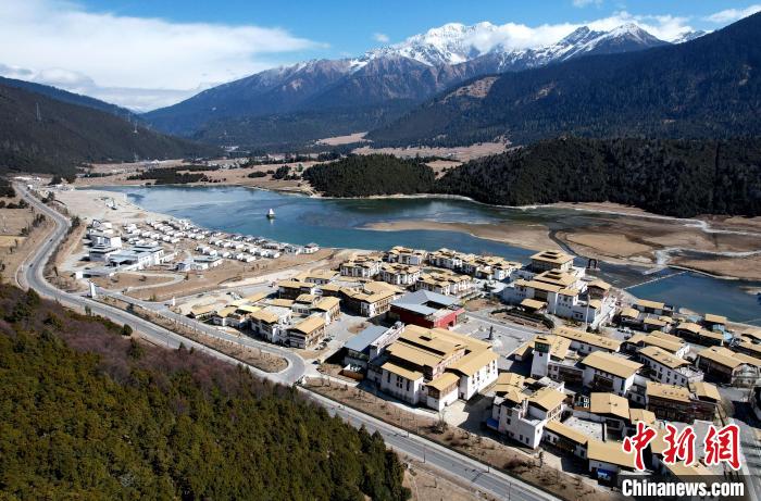 2月17日，西藏林芝魯朗小鎮(zhèn)。(無人機(jī)照片) 李林 攝