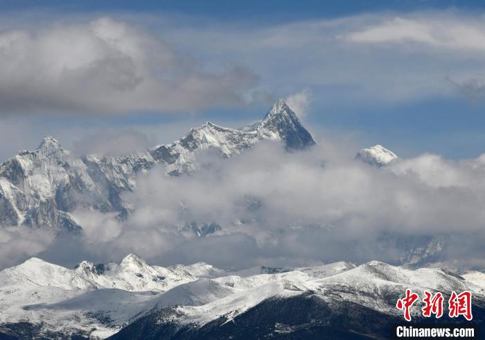 2月17日，西藏林芝色季拉山觀景臺(tái)拍到的南迦巴瓦峰。　李林 攝