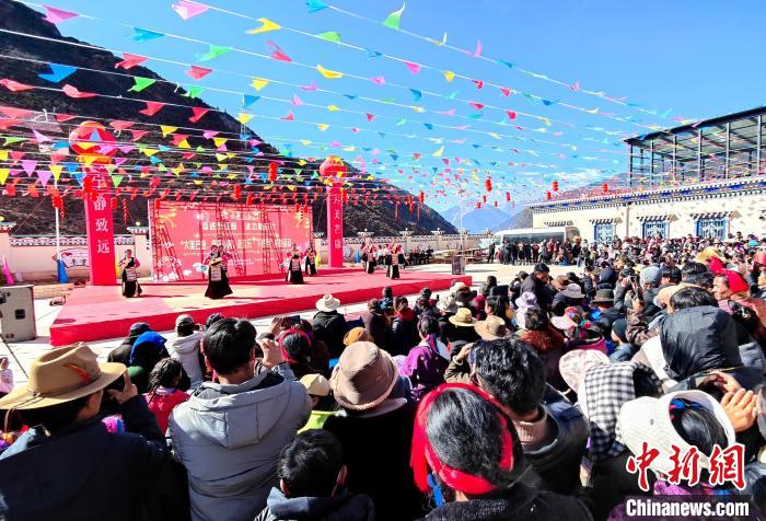 文藝活動全景?！∶⒖悼h委宣傳部供圖