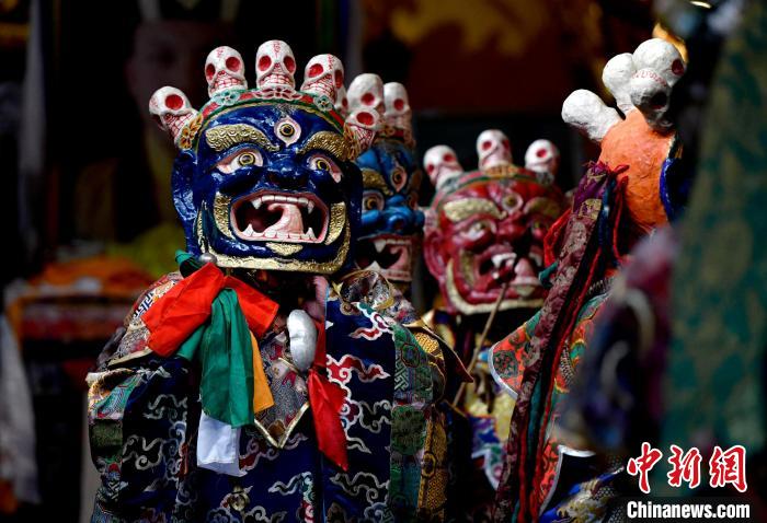 2月19日，楚布寺僧人們佩戴面具準(zhǔn)備參加跳神活動(dòng)。　李林 攝