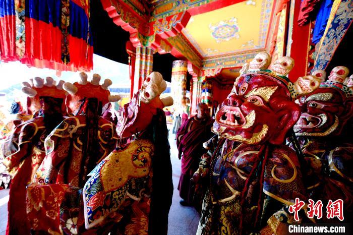 2月19日，楚布寺僧人們佩戴面具準(zhǔn)備參加跳神活動(dòng)?！±盍?攝