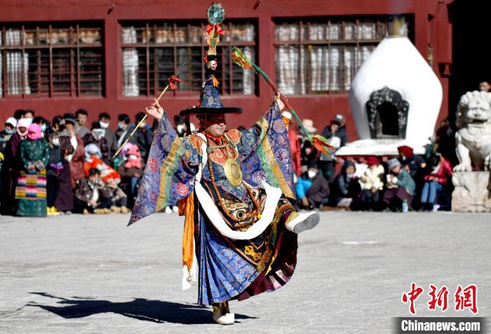 2月19日，楚布寺僧人參加跳神活動(dòng)?！±盍?攝