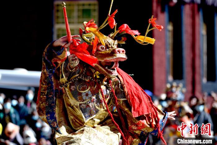 2月19日，楚布寺僧人佩戴面具參加跳神活動(dòng)?！±盍?攝