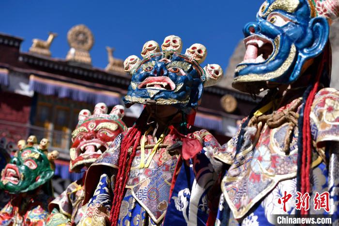 2月19日，楚布寺僧人們佩戴面具參加跳神活動(dòng)。　李林 攝
