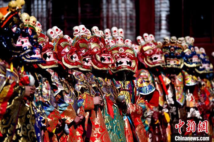 2月19日，楚布寺僧人們佩戴面具參加跳神活動(dòng)?！±盍?攝