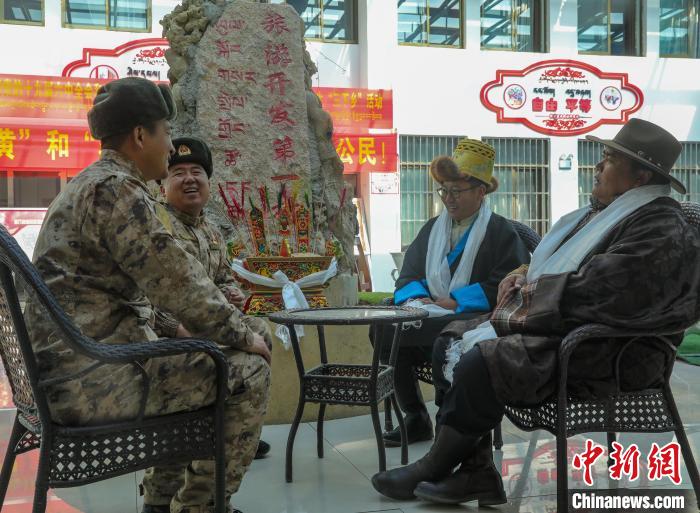 圖為阿里軍分區(qū)某邊防團(tuán)官兵與駐地群眾拉家常?！詵| 攝