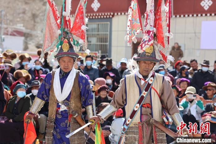 圖為兩位藝人表演瓊結(jié)“果孜”舞?！愔闈扇?攝