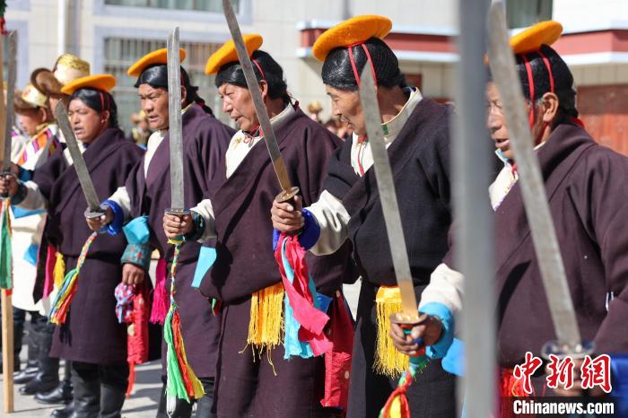 圖為藝人們手持藏刀表演加麻百·甲江?！愔闈扇?攝
