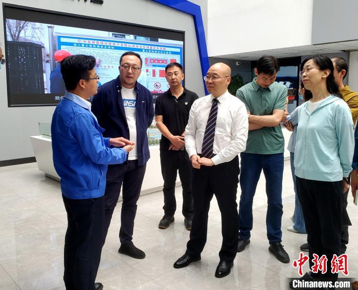 圖為全國政協(xié)委員、農(nóng)工黨青海省委主委王昆(中)在企業(yè)調(diào)研?！」鶟M福 供圖