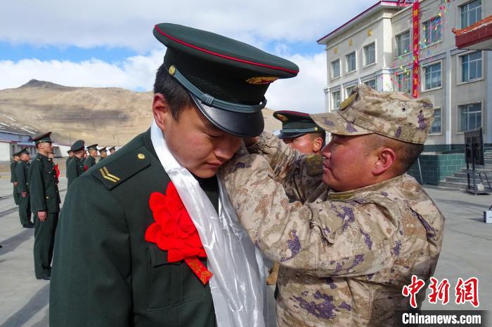 卸下軍銜等標識?！⒖≥x 攝